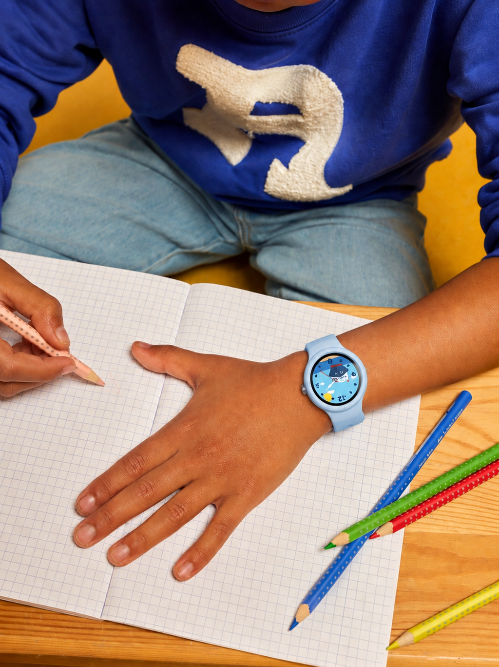 Garçon portant la Keylearn Watch pour se repérer dans sa routine du matin avant l'école